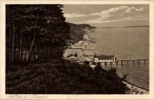 Ak Insel Rügen, Küstenansicht, Hafenanlagen, Bäume, Wasser, Wolken
