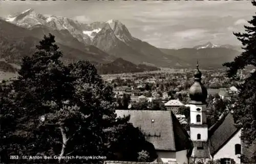 Ak Garmisch Partenkirchen in Oberbayern, Wallfahrtskirche St. Anton, Ortspanorama, Gebirge