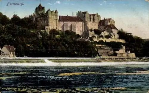 Ak Bernburg an der Saale,  Schloss, Wasser, Bäume,  Architektur