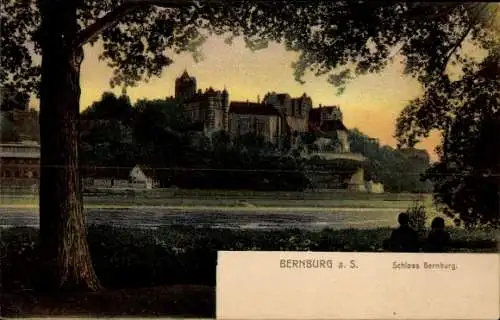 Ak Bernburg an der Saale, Schloss  Uferblick, Abendstimmung, ruhige Szenerie, zwei sitzende Perso