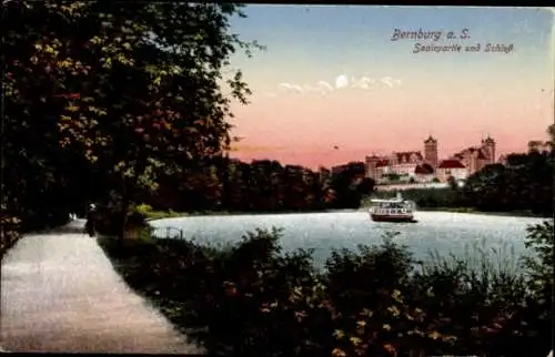 Ak Bernburg an der Saale, Schloss aus Wasseransicht, Saalepartie, Boot auf dem Wasser, Abendstimm