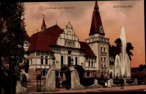 Ak Bernburg an der Saale, Kurhaus und Soolbad, Brunnen,  Architektur