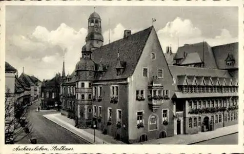 Ak Aschersleben im Salzlandkreis, Rathaus,  Architektur, gepflanzte Blumen, Straßenansicht
