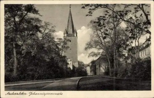 Ak Aschersleben im Salzlandkreis, Johannispromenade, Turm, Bäume, Straße, schwarz-weiß