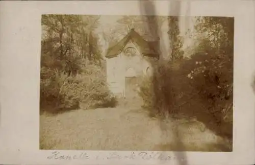 Foto Ak Dölkau Zweimen Leuna an der Saale, Kapelle im Park