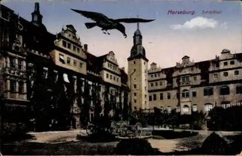 Ak Merseburg an der Saale, Schloßhof, Gebäude, Eule, Himmel, r Stil