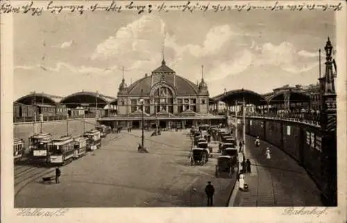 Ak Halle an der Saale, Bahnhof,  Architektur, Tram, Menschen, Autos