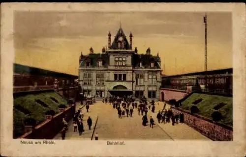 Ak Neuss am Rhein, Bahnhof,  Architektur, viele Menschen, Zugverkehr