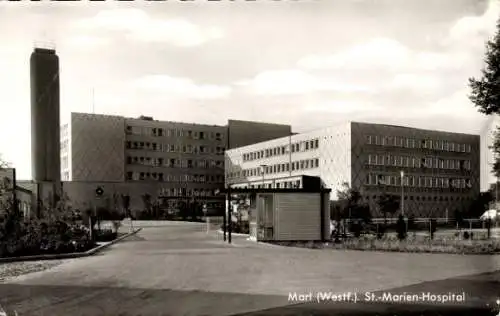 Ak Marl im Ruhrgebiet, St.-Marien-Hospital, Gebäudeansicht, Parkplätze, 1950er Jahre