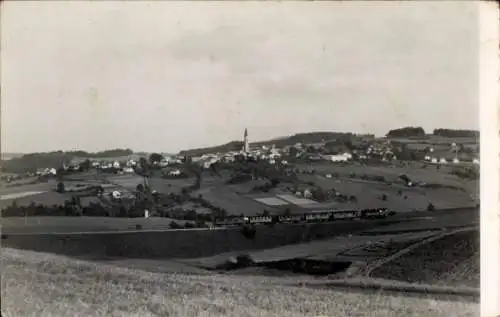 Ak Wattenweiler Neuburg an der Kammel Schwaben Bayern, Landschaft mit Zug, Dorf im Hintergrund, H
