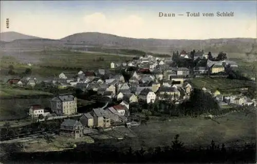 Ak Daun in der Eifel, Blick auf  Häuser, Landschaft, Berge im Hintergrund