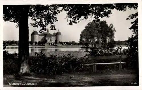 Ak Moritzburg in Sachsen, Jagdschloss  malerische Landschaft, Bank im Vordergrund, Wasseransicht
