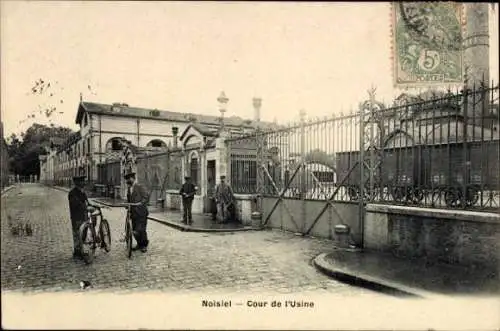 Ak Noisiel Seine-et-Marne, Vorderansicht einer Fabrik mit Zaun, Leute mit Fahrrad, Straßenansicht