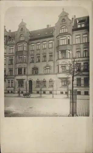 Foto Ak Weinböhla in Sachsen, Historisches Gebäude, Straßenszene, städtische Architektur