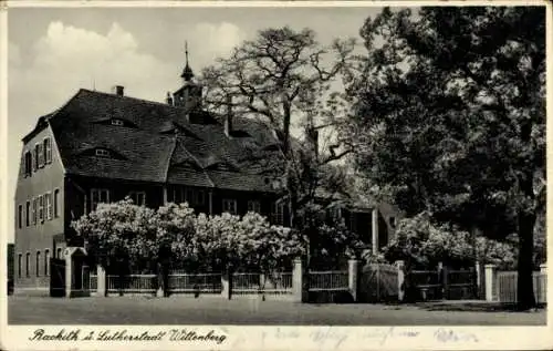 Ak Lutherstadt Wittenberg, Historisches Gebäude, Garten, Zaun, Bäume, Schwarz-Weiß