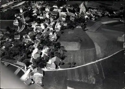 Ak Tittling im Dreiburgenland Niederbayern, Ortsansicht von Tittling mit Kirche, Straßen und F...