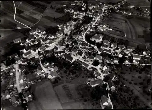 Ak Böhringen (Kreis Urach) in der Schwäbischen Alb, Das Bild zeigt eine Luftaufnahme des Dorfe...