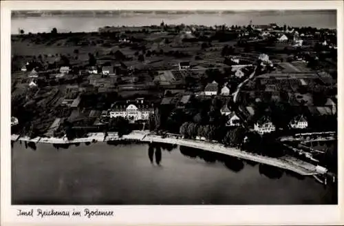 Ak Insel Reichenau Bodensee, Luftaufnahme des Bodensees,  Gebäude am Ufer, ländliche Landschaft