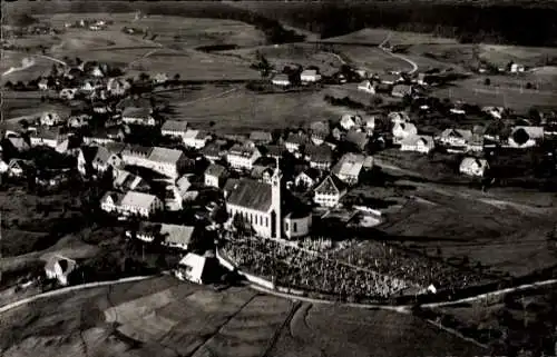 Ak Görwihl im Schwarzwald Baden, Luftaufnahme eines Dorfes, Kirchturm, landschaftliche Umgebung