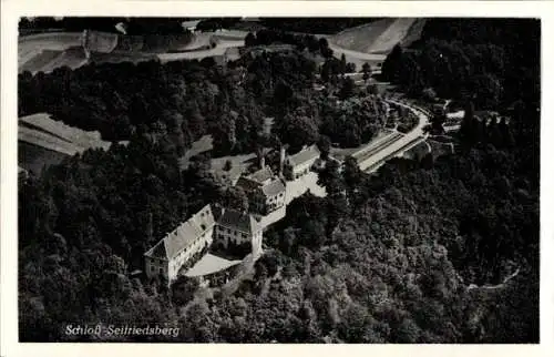 Ak Seifriedsberg Blaichach im Oberallgäu, Luftaufnahme von Schloss  umgebende Landschaft