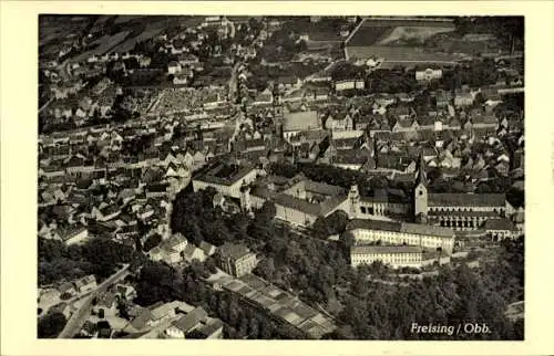 Ak Freising in Oberbayern, Luftaufnahme von  Kloster, Stadtansicht, alte Gebäude, Kirchen