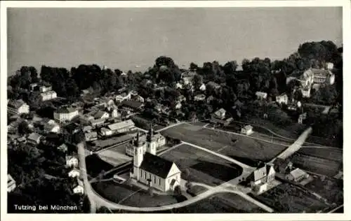 Ak Tutzing am Starnberger See Oberbayern, Luftaufnahme von  Kirche, Wohnhäuser, umliegende Landsc