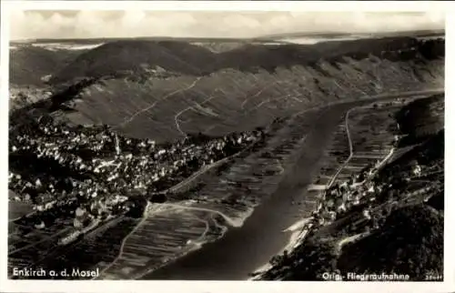 Ak Enkirch an der Mosel, Luftaufnahme von Enkirch, Mosel, beeindruckende Landschaft, Flussansicht