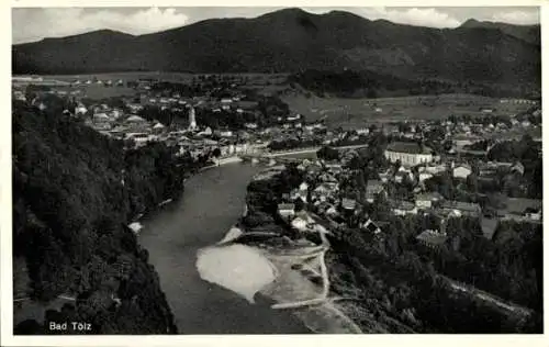 Ak Bad Tölz in Oberbayern, Landschaft mit Fluss, Stadt  Berge im Hintergrund, fotografie