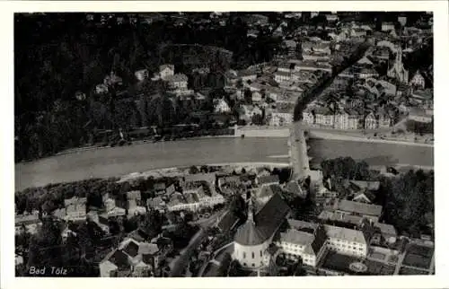 Ak Bad Tölz in Oberbayern, Luftaufnahme von  Fluss, Gebäude, Straßen, Natur