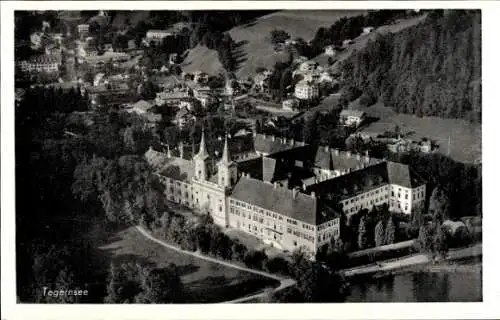 Ak Tegernsee in Oberbayern, Luftaufnahme von  großes Gebäude, umliegende Landschaft, schwarz-weiß