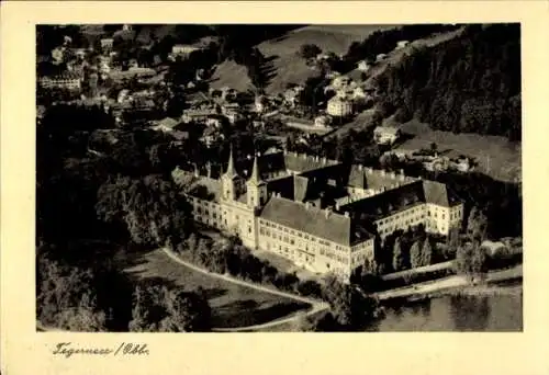 Ak Tegernsee in Oberbayern, Luftaufnahme von Schloss, umgeben von Natur, klare Sicht,  Architektu