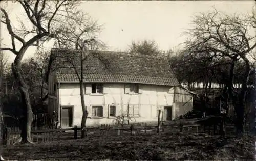 Foto Ak Heimsbrunn Elsass Haut Rhin, Wohnhaus, Fahrrad