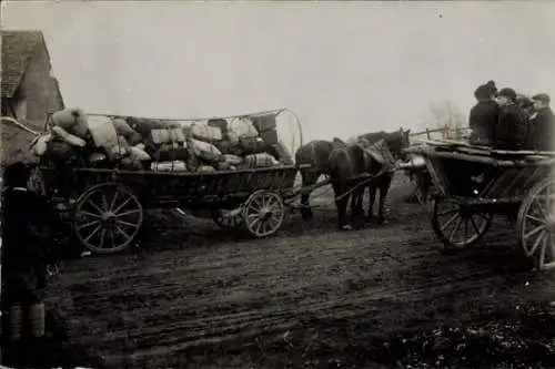 Foto Ak Heimsbrunn Elsass Haut Rhin, Flüchtlinge, Fuhrwerk