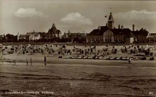 Ak Świnoujście Swinemünde Pommern, Strand von  Kurhaus, viele Strandkörbe, Menschen am Wasser