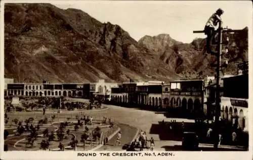 Ak Aden Jemen, Runde Platzansicht, Gebäude, Menschen, Berglandschaft