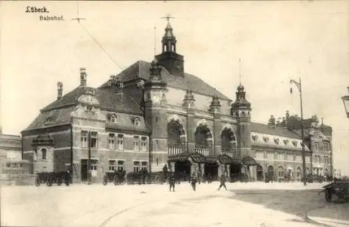 Ak Hansestadt Lübeck, Bahnhof,  Architektur, Gebäude, Pferdefahrzeuge