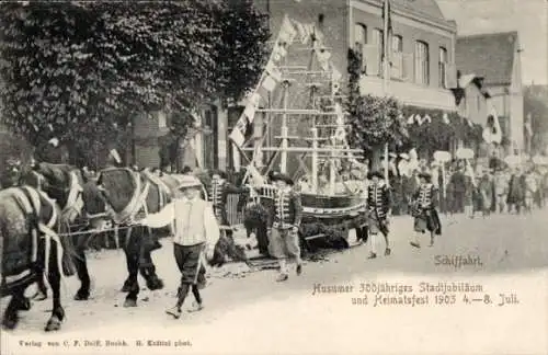 Ak Husum in Nordfriesland, Festumzug mit Pferden, Menschen in Trachten, Festwagen,  Szenerie