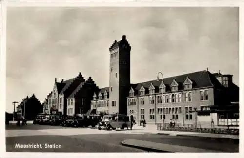 Ak Maastricht Limburg Niederlande, Bahnhof, s Gebäude, Straßenverkehr, Personen, Autos