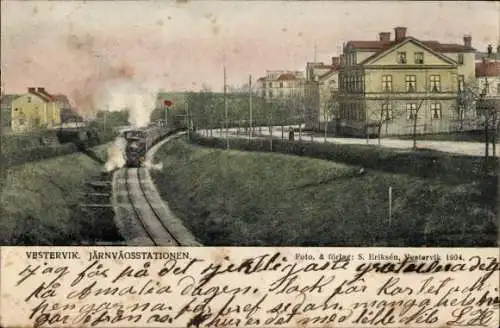 Ak Västervik Westervik Schweden, Bahnhof, alte Gebäude, Zug auf Gleisen, koloniale Architektur, S