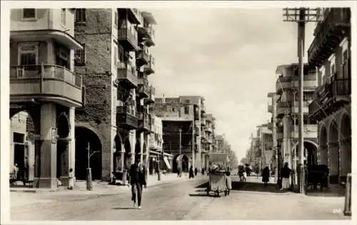 Ak Port Said Ägypten, Straße in einer Stadt, Gebäude mit Balkonen,  Architektur, Menschen
