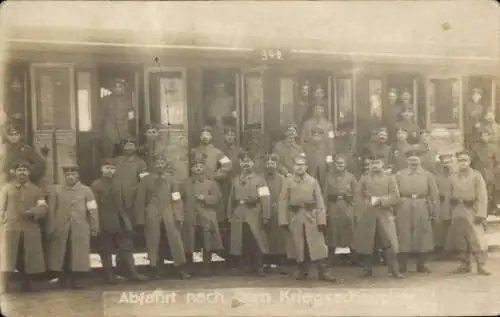 Foto Ak Truppentransport zum Kriegsschauplatz, Soldaten in Uniformen