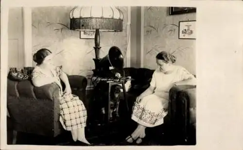 Foto Ak Zwei Frauen im Zimmer, Grammophon, Hund unter dem Tisch