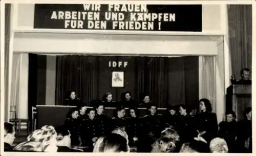 Foto Wir Frauen arbeiten und kämpfen für den Frieden, Preisverleihung 8.März 1952, III Lehrgang