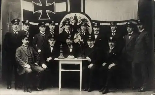 Foto Ak Ilmenau in Thüringen, Marine-Kameraden, Männer in Uniformen