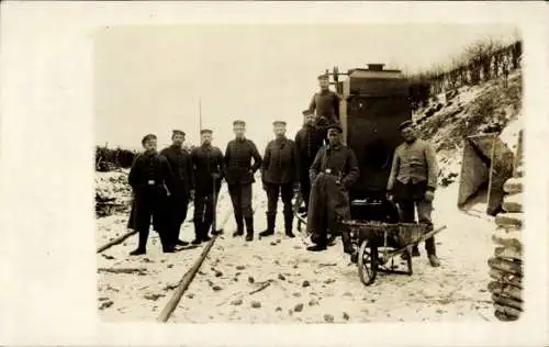 Foto Ak Eisenbahn-Regiment, Schottermaschine, Soldat mit Grabendolch