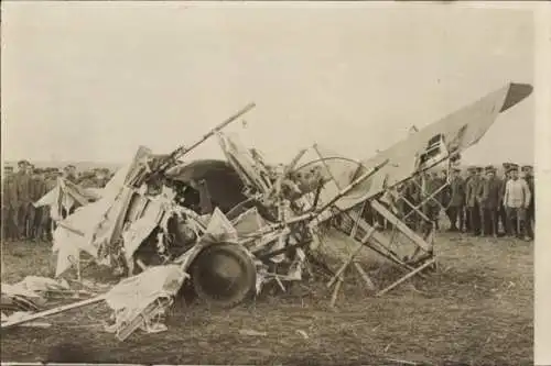 Foto Ak Deutsche Soldaten mit einem abgeschossenen feindlichen Flugzeug, I. WK