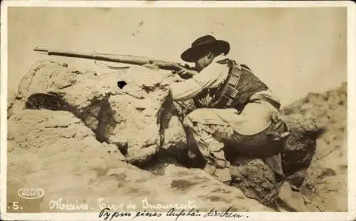 Ak Mexiko, Mann mit Gewehr, Felsen