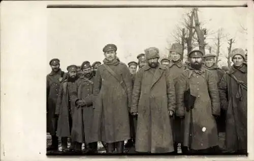 Foto Ak Soldatenverbrüderung Ostfront, Soldaten in Uniformen