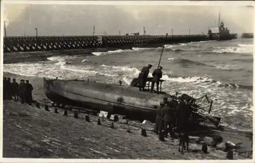 Foto Ak Oostende Ostende Westflandern, deutsche Soldaten mit Motorboot am Strand, Marine 1. WK