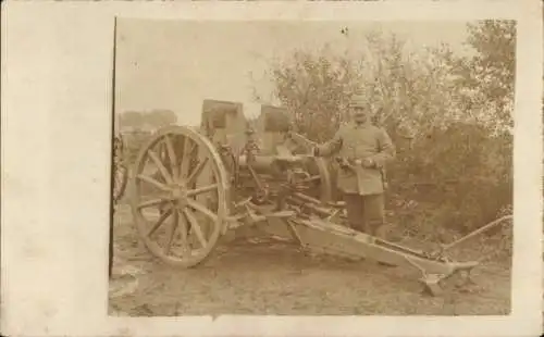 Foto Ak Deutscher Soldat in Uniform, 1915, Geschütz